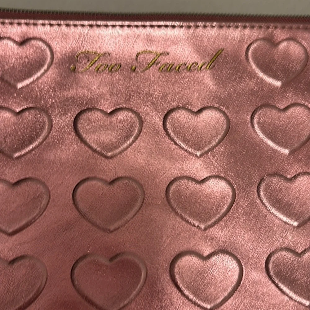 TWO FACED COSMETIC BAG PINK METALLIC HEARTS GOLD ZIPPER EXCELLENT CONDITION NWOT